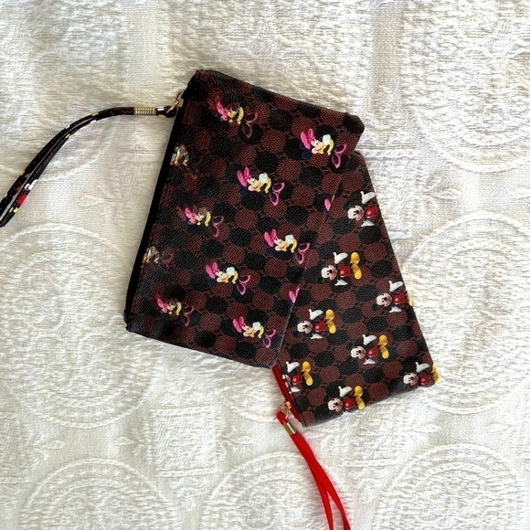 Disney: NWOT Mickey and Mini wristlets. - Picture 1 of 4